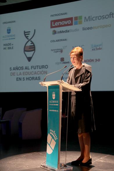 5 Años al Futuro de la Educación en 5 Horas -  Primer plano de una ponente.