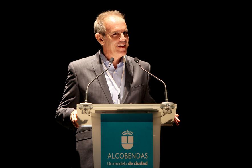 5 Años al Futuro de la Educación en 5 Horas -  Primer plano de un ponente.