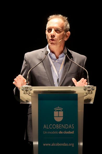 5 Años al Futuro de la Educación en 5 Horas - Primer plano de un ponente.