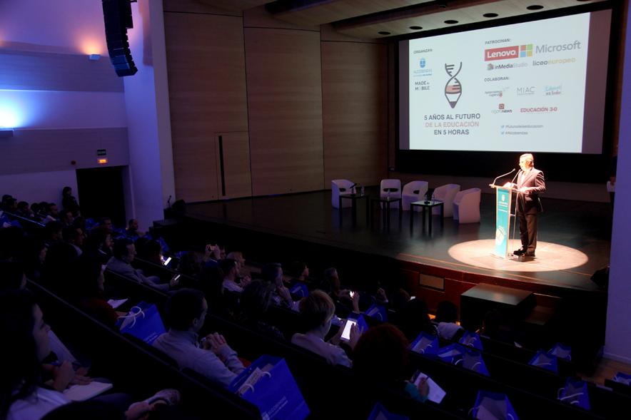 5 Años al Futuro de la Educación en 5 Horas - Imagen iluminada del escenario..