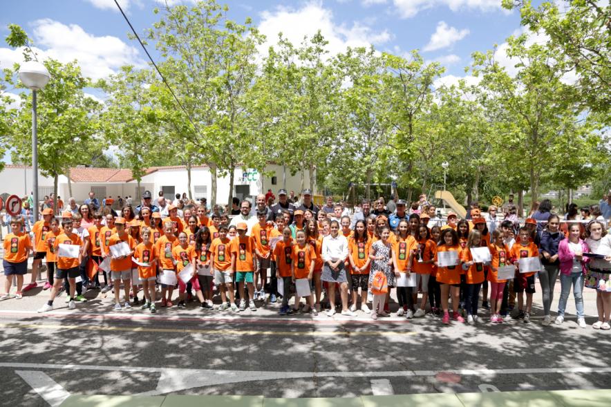 Entrega de Premios Concursos de Educación Vial -  Las autoridades y policías con los participantes.