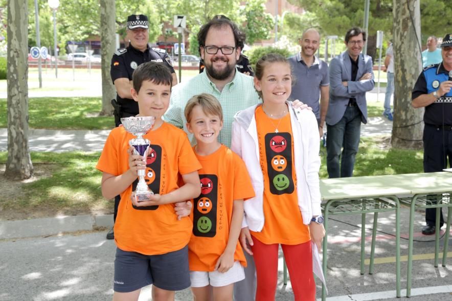Entrega de Premios Concursos de Educación Vial -  Las autoridades con los participantes.
