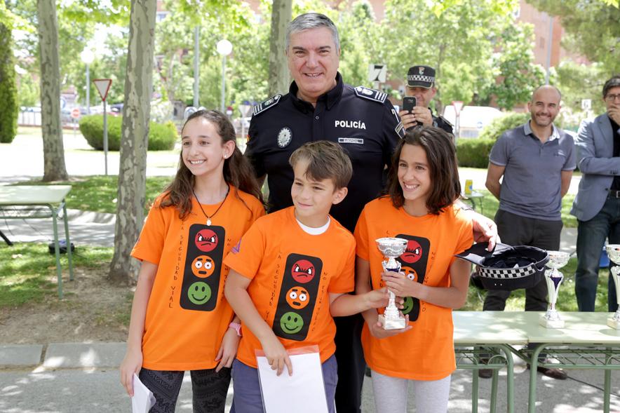 Entrega de Premios Concursos de Educación Vial -  La policía con los premiados.