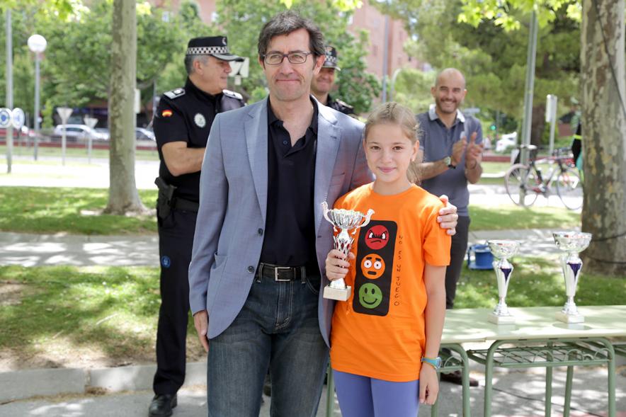 Entrega de Premios Concursos de Educación Vial -   Uno de los  premiados con el  concejal.