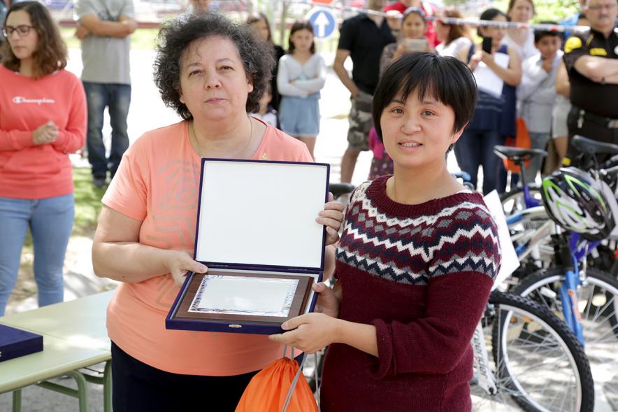 Entrega de Premios Concursos de Educación Vial -  Los premiados enseñan la placa.
