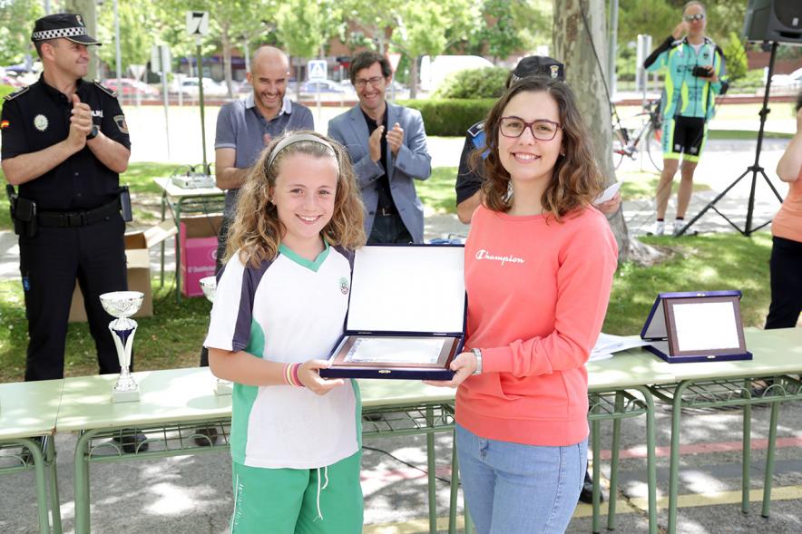 Entrega de Premios Concursos de Educación Vial -  Uno de los  premiados con las autoridades.