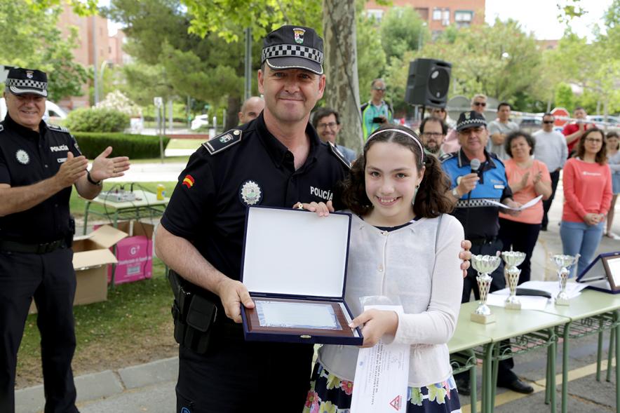 Entrega de Premios Concursos de Educación Vial -  Uno de los  premiados con la policía.