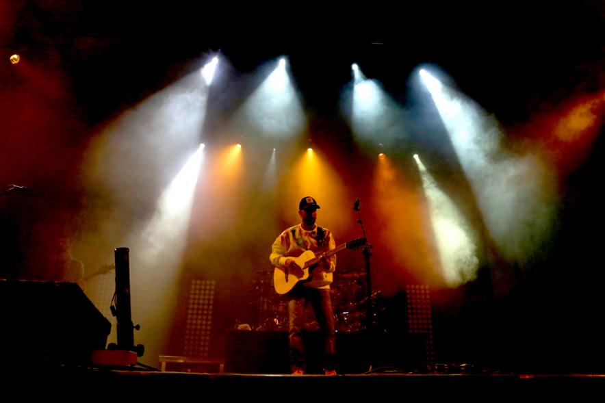 Cantante con guitarra