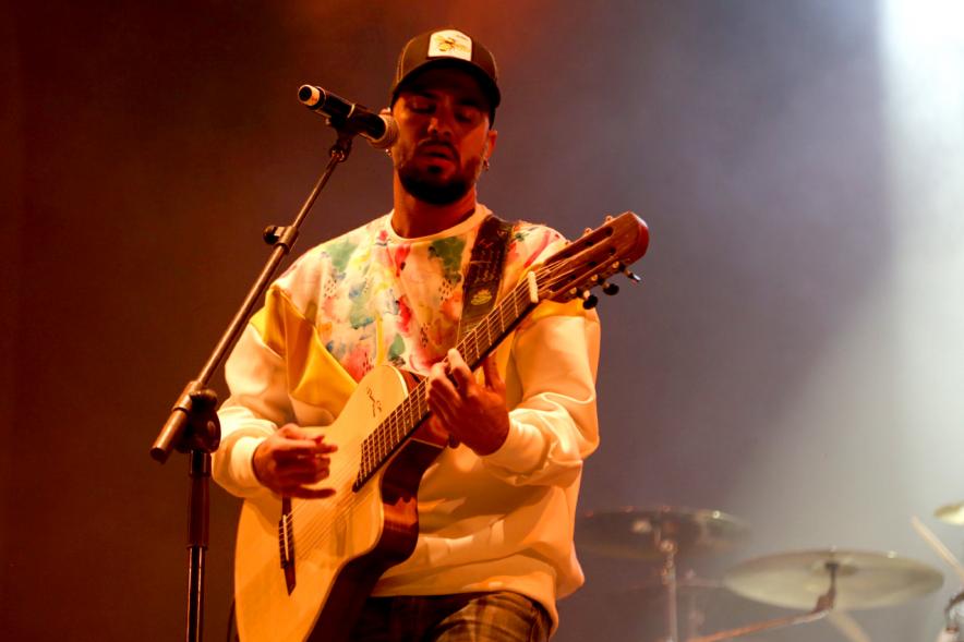 Cantante con guitarra
