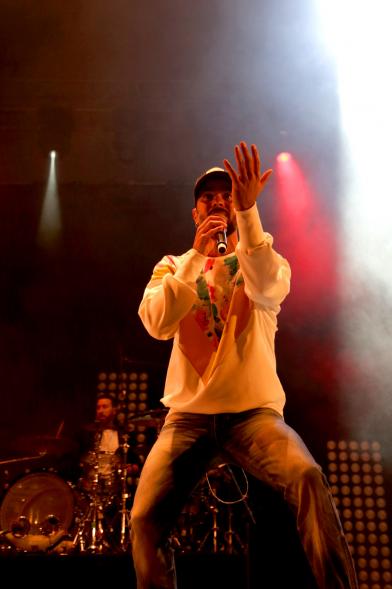 Cantante durante la actuación