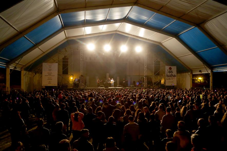 Evento visto desde el fondo de la sala