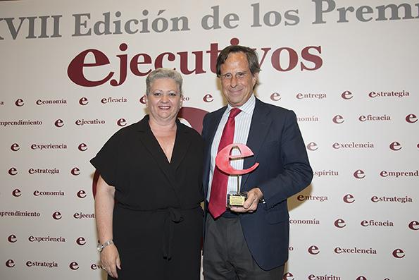 Entrega Premio Revista Ejecutivos - Imagen del alcalde García de Vinuesa posando con la persona que le ha entregado su trofeo.