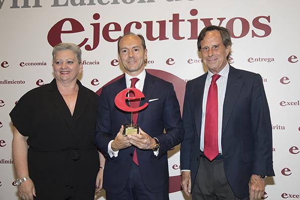 Entrega Premio Revista Ejecutivos - Imagen del alcalde García de Vinuesa posando con el premiado después de haberle entregado el trofeo.