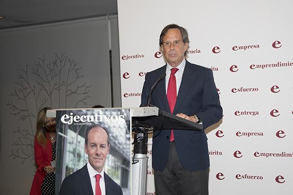 Entrega Premio Revista Ejecutivos - Imagen del alcalde García de Vinuesa dirigiendo una palabras a los asistentes.