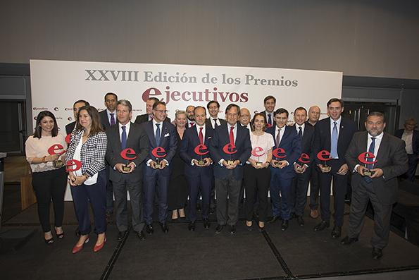 Entrega Premio Revista Ejecutivos - Imagen de todos los premiados posando con sus trofeos.
