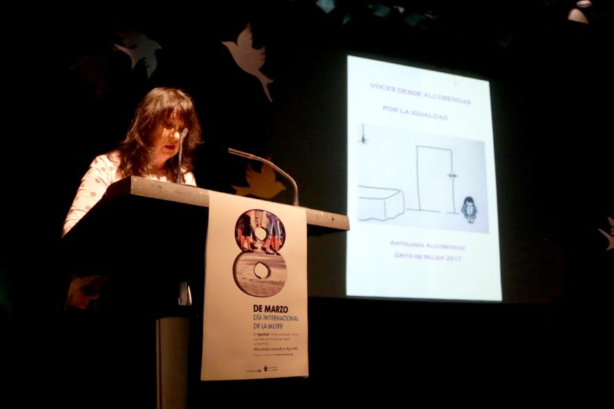 Encuentro Poético "El Grito de Mujer" - Una presentadora del acto.