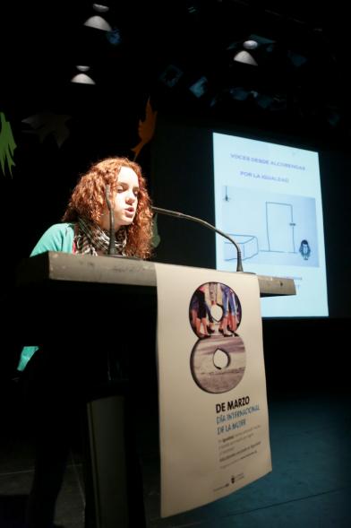 Encuentro Poético "El Grito de Mujer" - Una presentadora del acto.