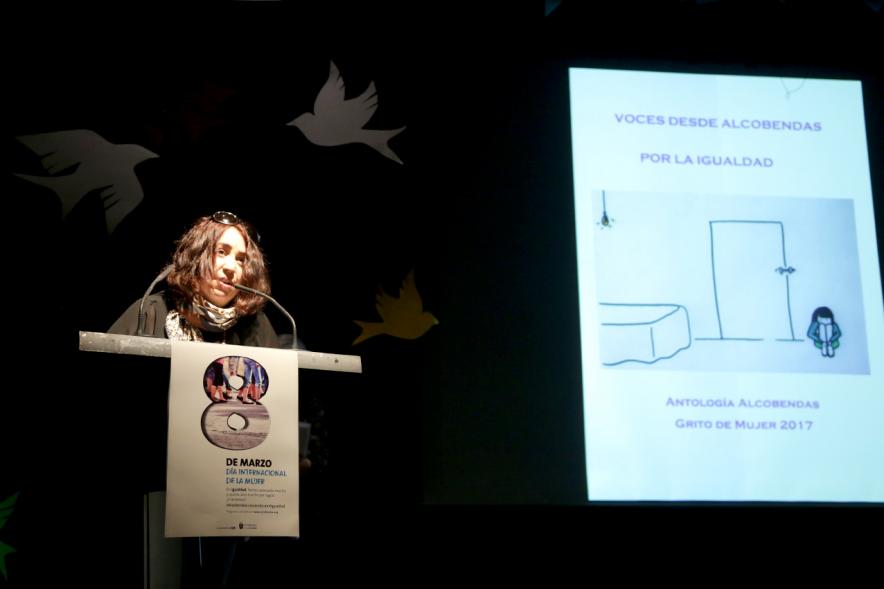 Encuentro Poético "El Grito de Mujer" - Una presentadora del acto.