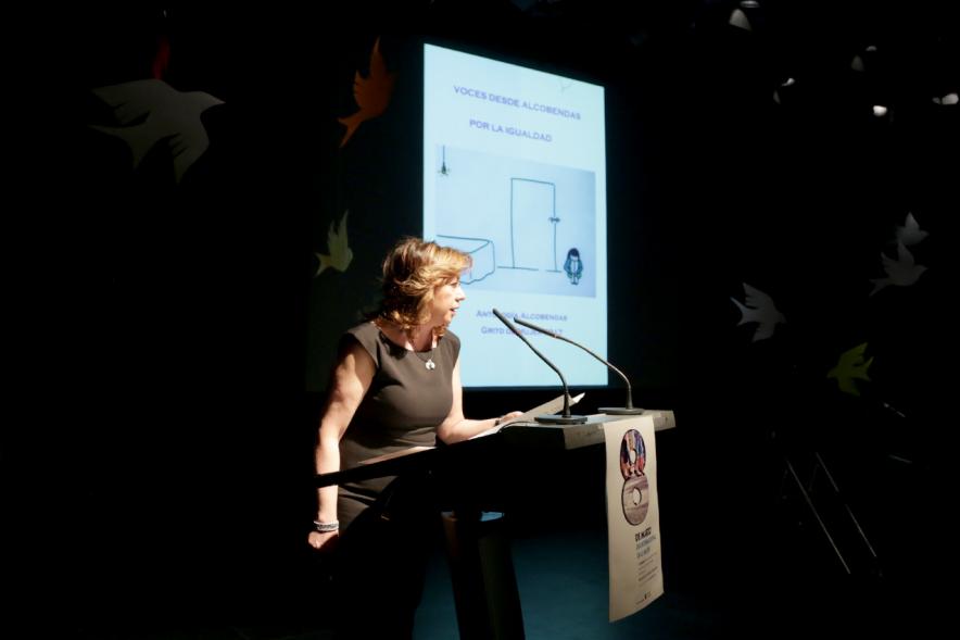 Encuentro Poético "El Grito de Mujer" - Una presentadora del acto.