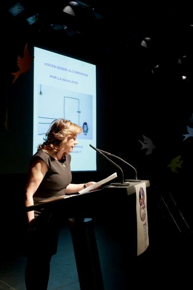 Encuentro Poético "El Grito de Mujer" - Una presentadora del acto.