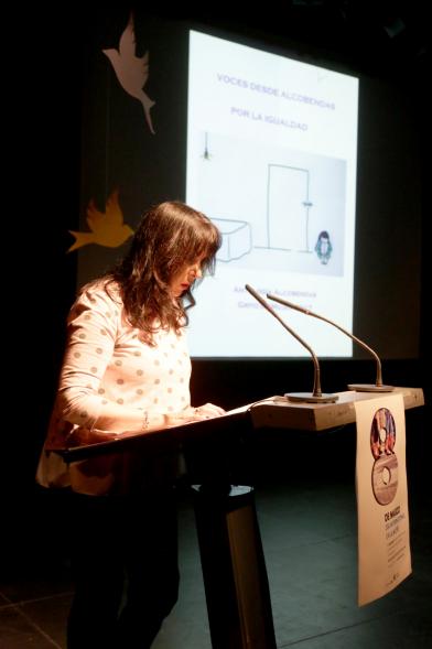 Encuentro Poético "El Grito de Mujer" - Una presentadora del acto.