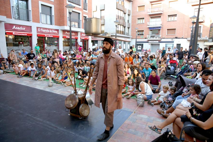 Momento de la actuación del malabarista. 