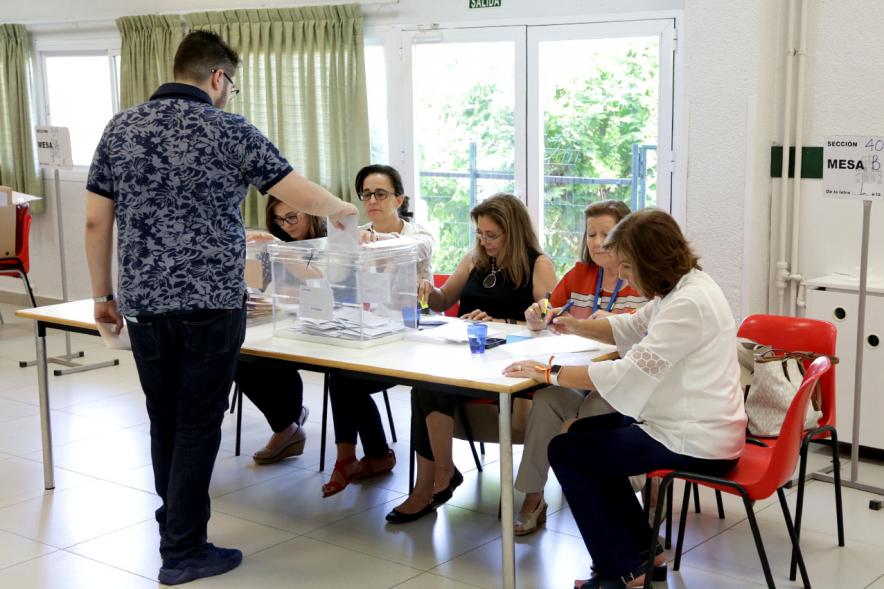 Elecciones Generales 26-J - Vecino votando.