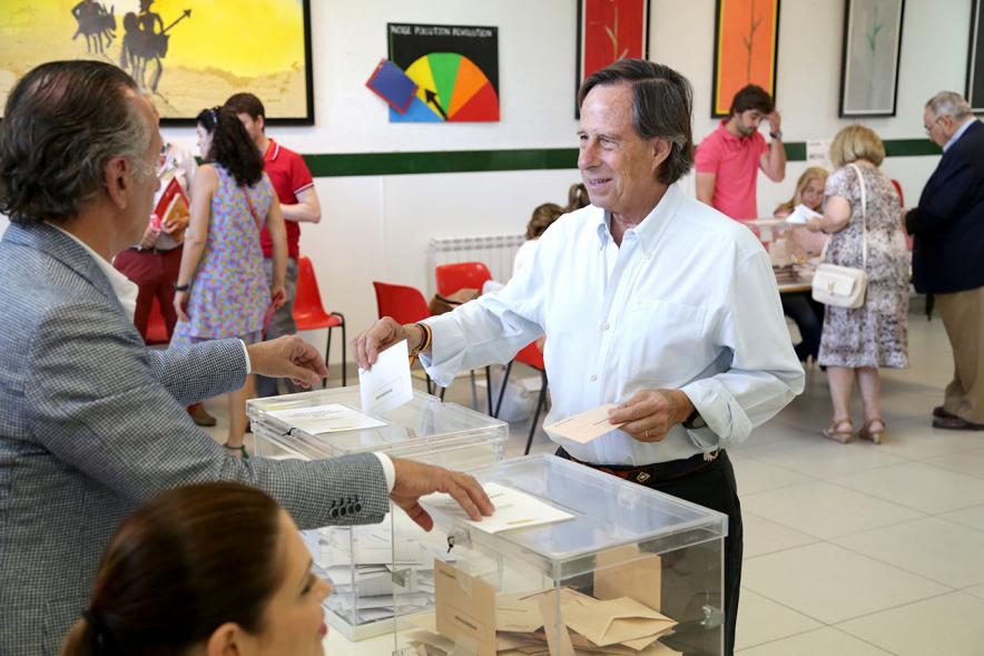 Elecciones Generales 26-J - El alcalde votando.