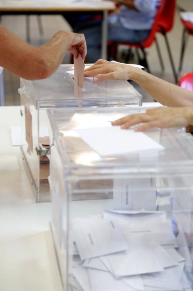 Elecciones Generales 26-J - Urna con votos.