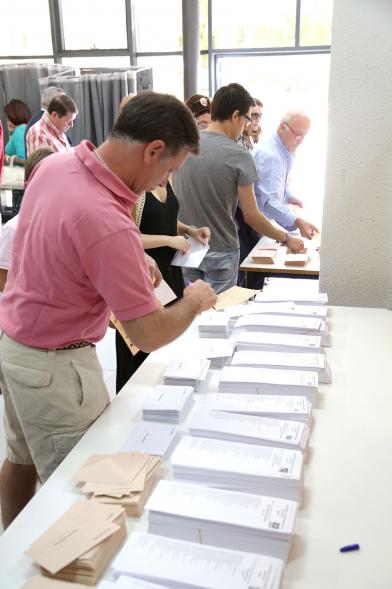 Elecciones Generales 26-J - Un votante  elige la papeleta.