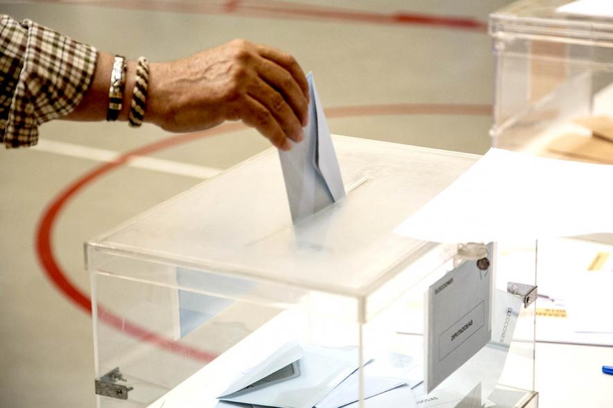 Ciudadana introduciendo su voto en la urna - 2019 