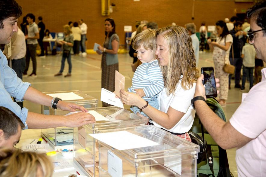 Ciudadana introduciendo su voto en la urna - 2019 