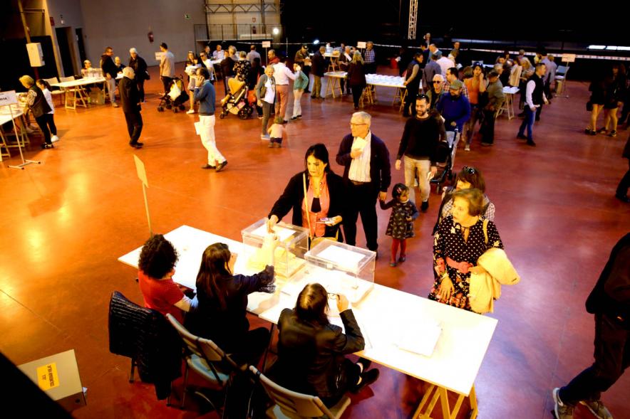 Ciudadanos votando