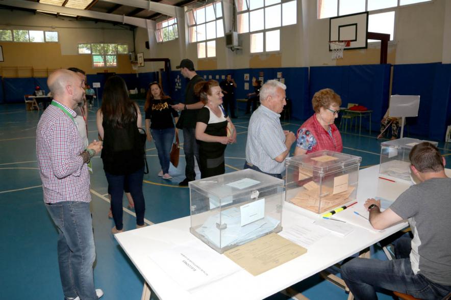 Ciudadanos esperando para poner su voto en la urna - 2019