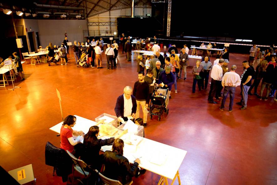 Ciudadanos en la cola para votar