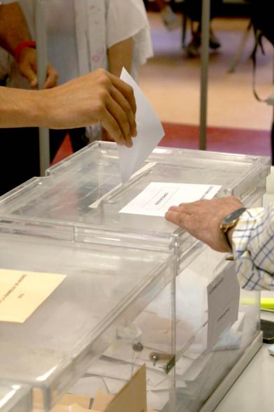 Ciudadano ejerciendo su derecho al voto