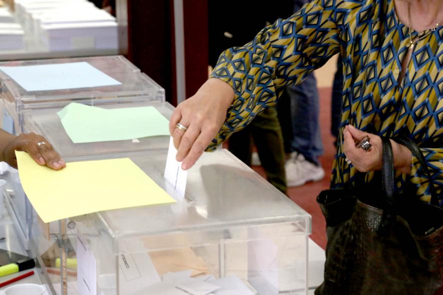 Ciudadana introduciendo su voto en la urna - 2019 