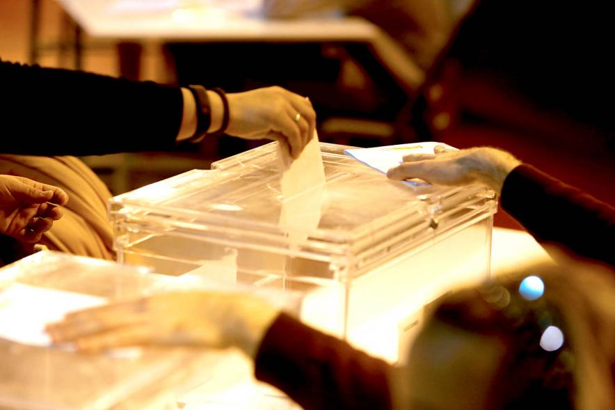Introduciendo el voto en la urna