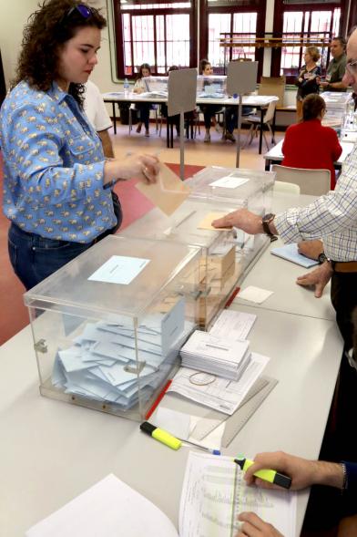 Ciudadana introduciendo su voto en la urna - 2019 