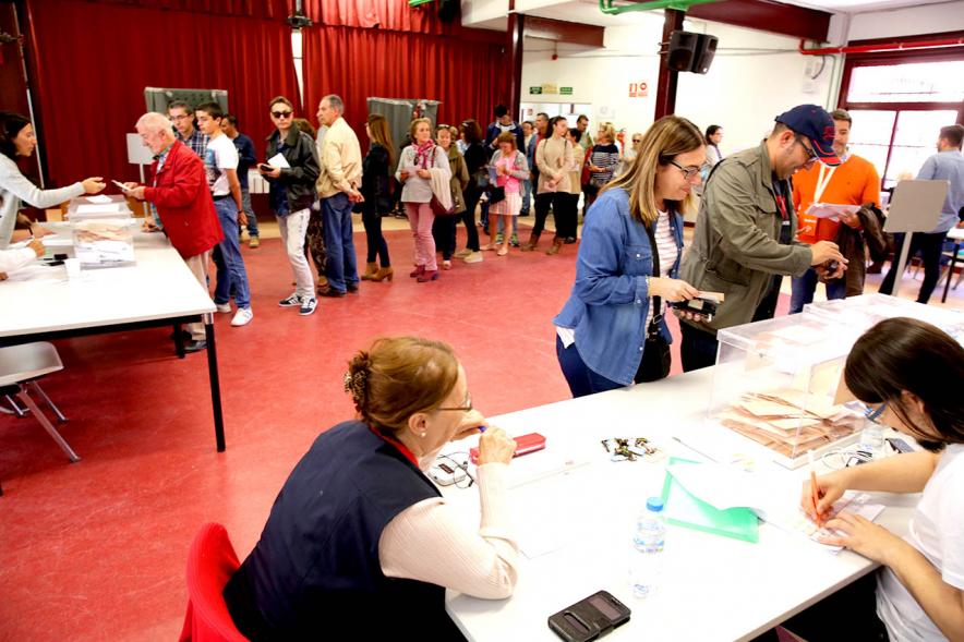 Ciudadanos votando