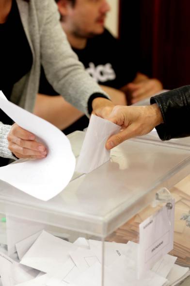 Voto entrando en una urna