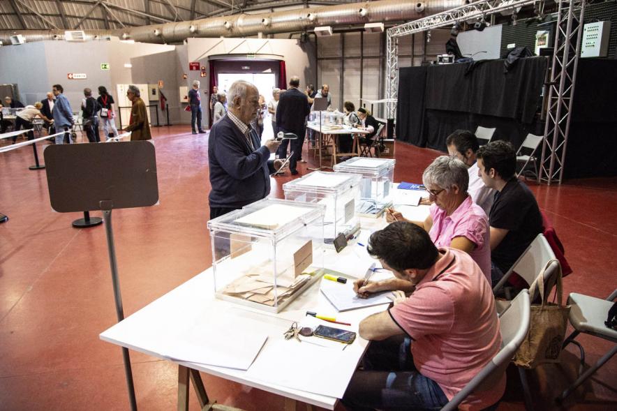 Ciudadanos esperando para poner su voto en la urna – 2019