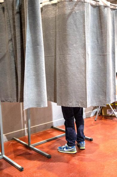 Ciudadano votando en cabina privada. - 2019