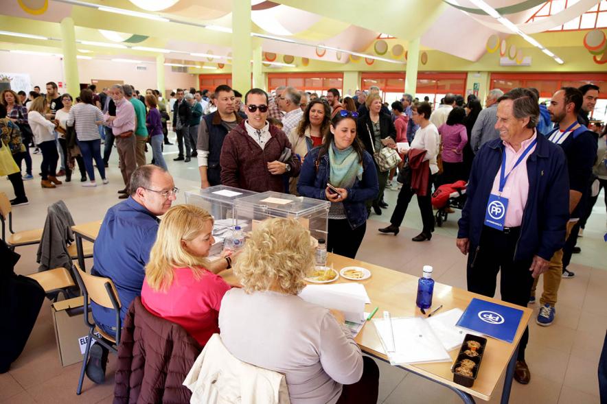 Alcalde García de Vinuesa en una mesa electoral