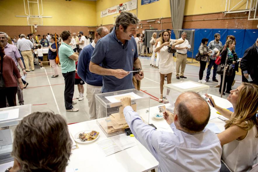 Ciudadanos esperando para poner su voto en la urna – 2019