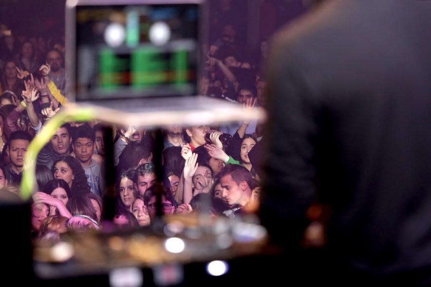 Publico visto desde la cabina del DJ