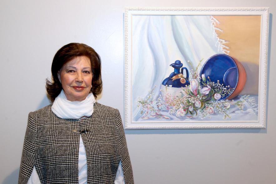 Elena Vizcaíno, posando al lado de una de sus obras. 