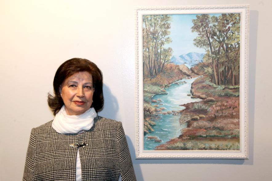 Elena Vizcaíno, posando al lado de una de sus obras. 