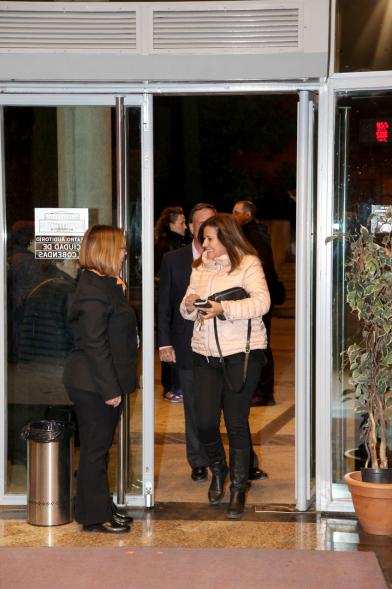 Autoridades entrando al teatro. Función de Teatro "Ellas Ponen el Título" 
