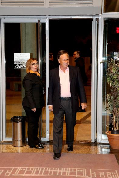 Alcalde Ignacio de Vinuesa entrando al teatro. Función de Teatro "Ellas Ponen el Título" 